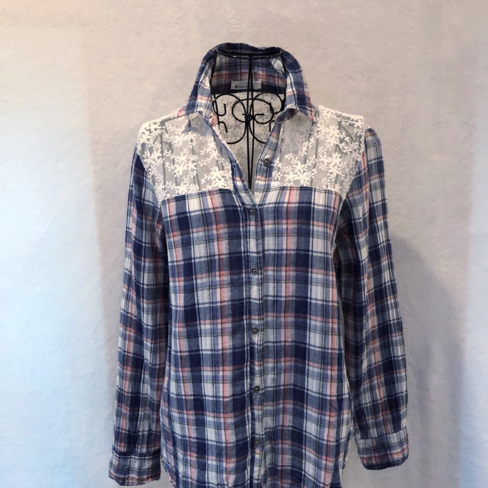 🍉 3/$15 Paper Crane plaid & lace ladies blouse